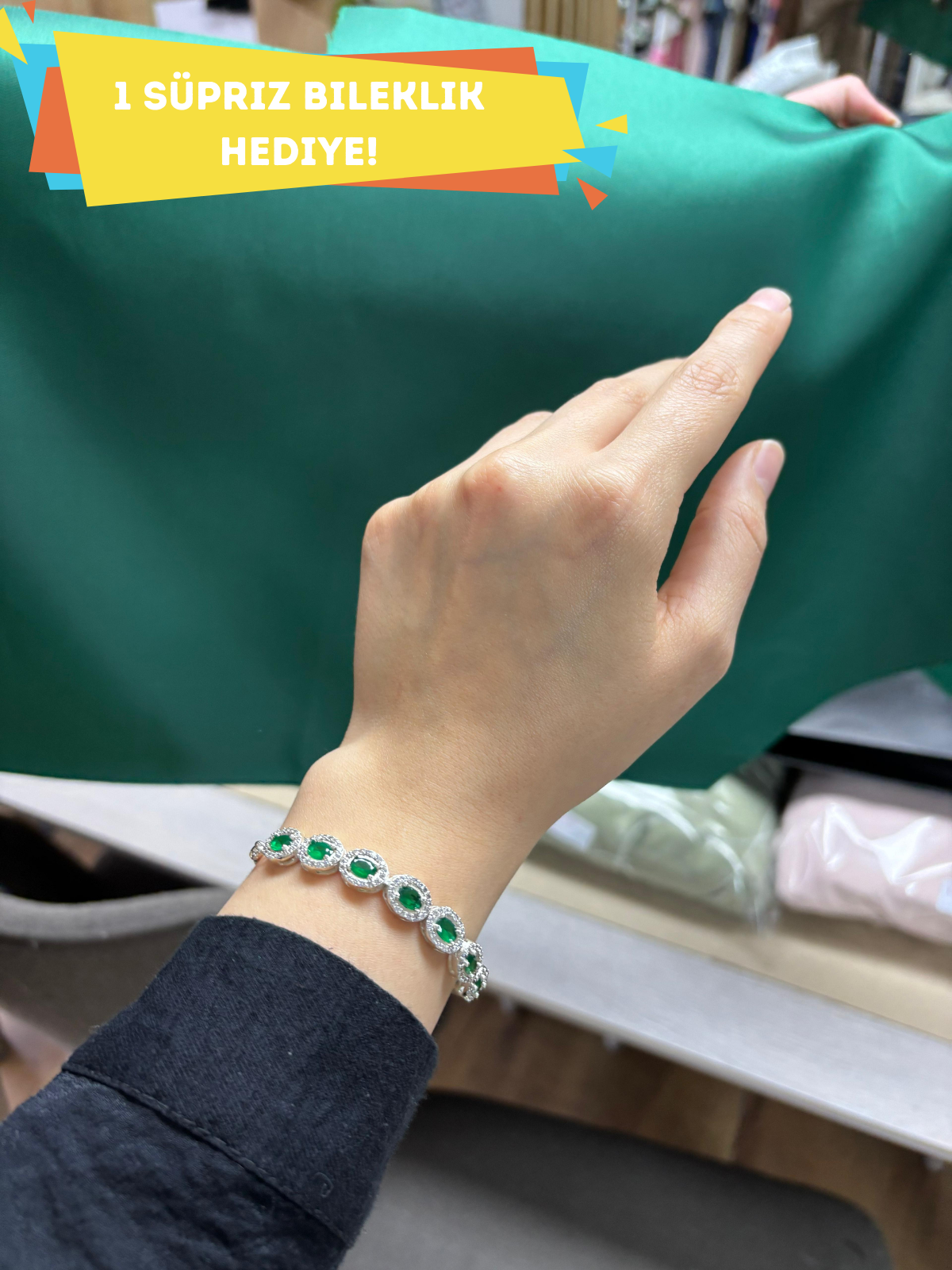 Siyah Işıklı Kutulu Kadın Yeşil Su Yolu Zümrüt Taşlı Bileklik