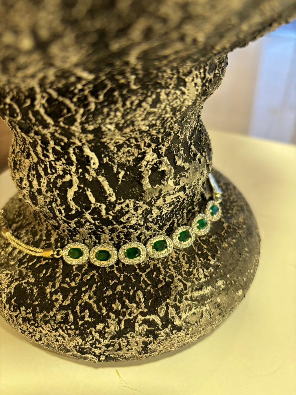 Siyah Işıklı Kutulu Kadın Yeşil Su Yolu Zümrüt Taşlı Bileklik