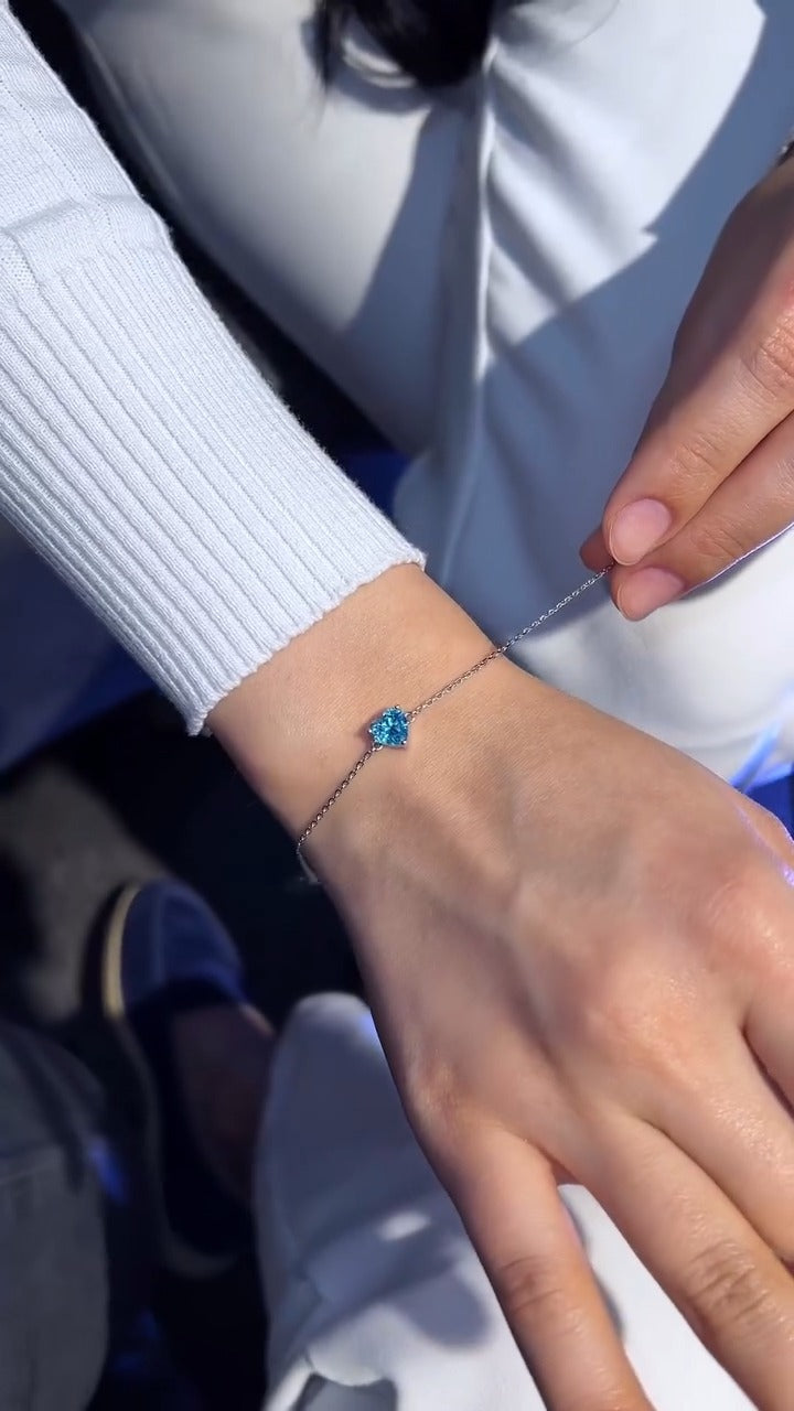 Siyah Işıklı Kutuda Mavi Kalpli Bileklik