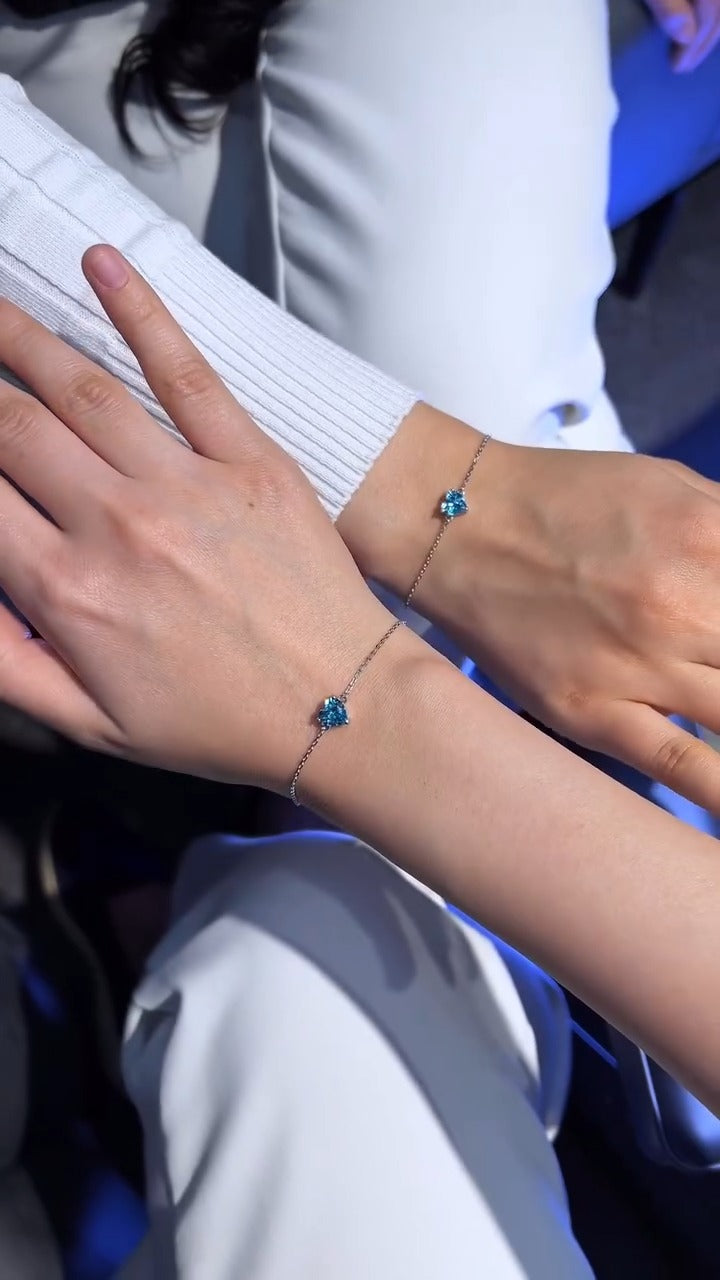 Siyah Işıklı Kutuda Mavi Kalpli Bileklik