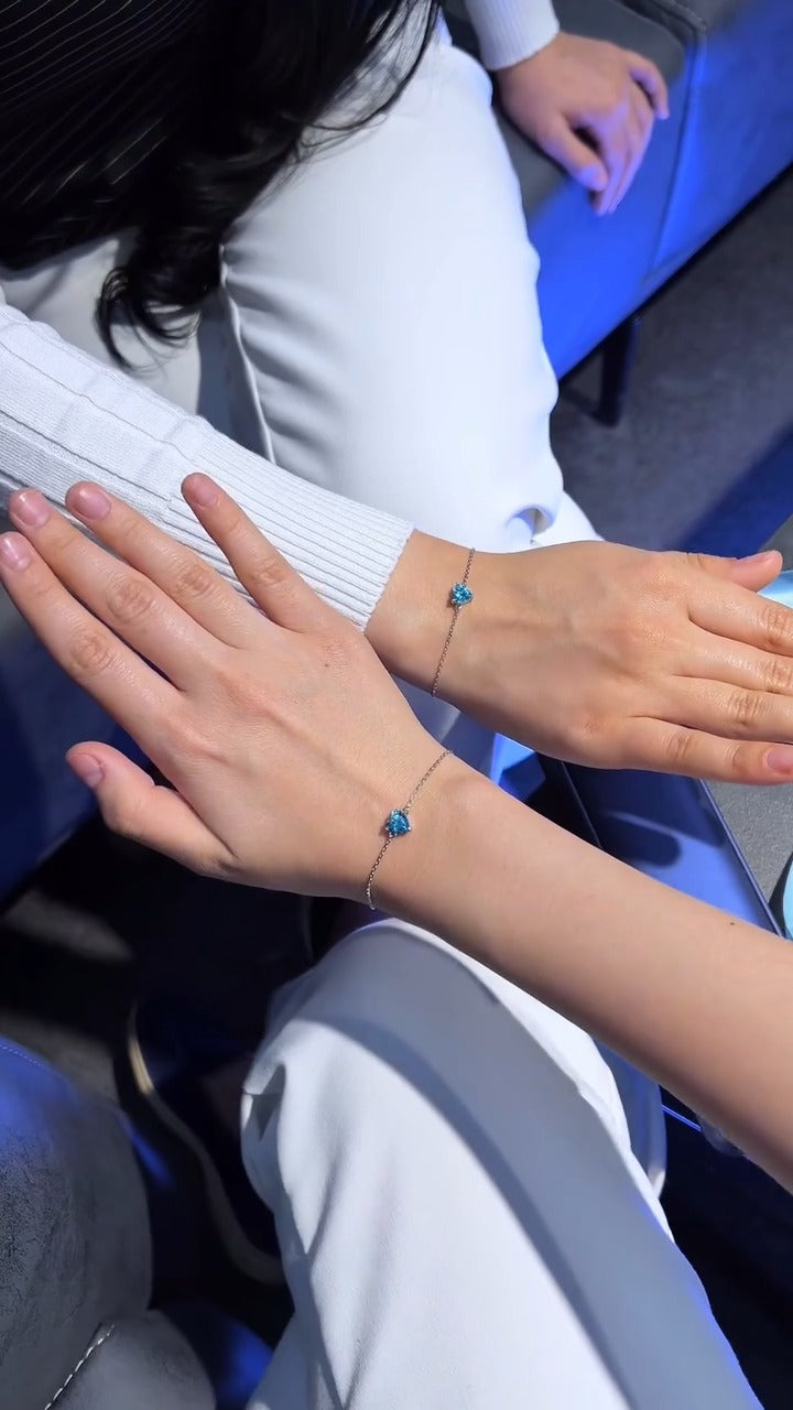 Siyah Işıklı Kutuda Mavi Kalpli Bileklik