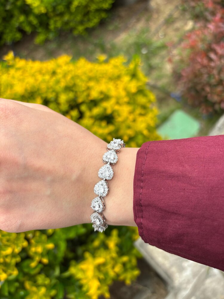 Kalpli Taşlı Bileklik (Işıklı Kutu İle)