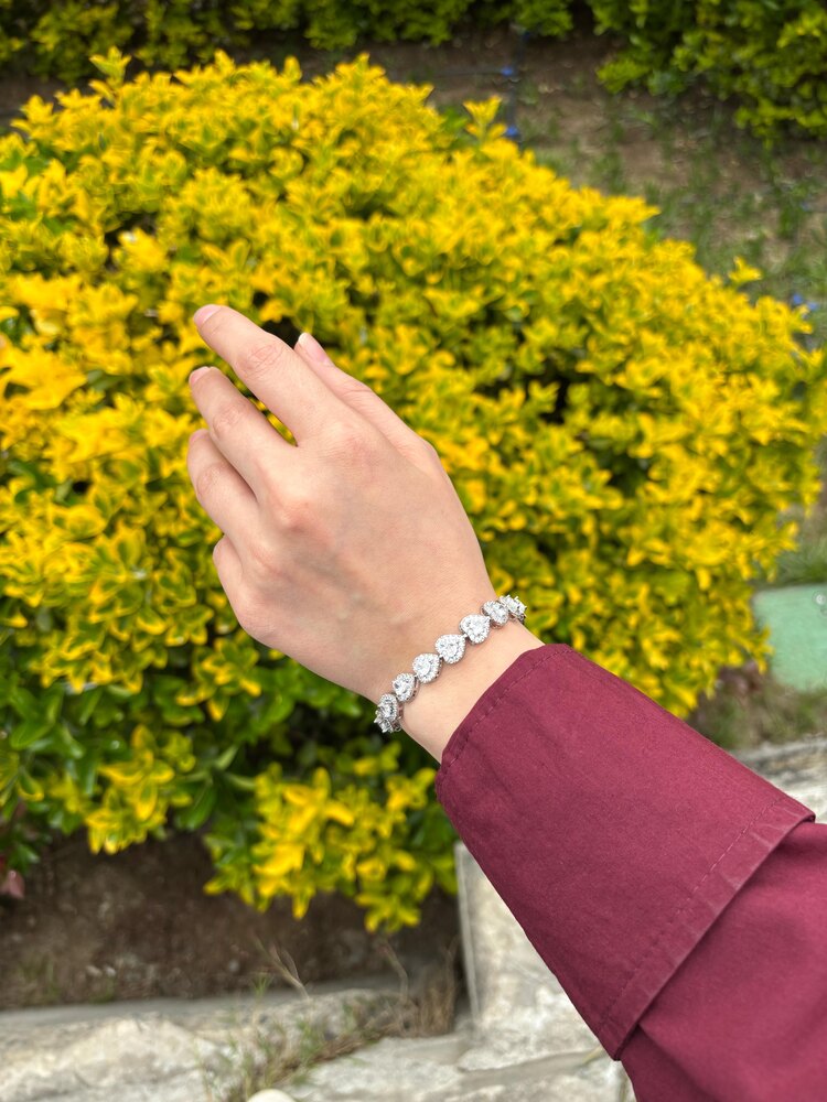 Kalpli Taşlı Bileklik (Işıklı Kutu İle)